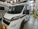 le camping-car est garé dans le garage de l'immeuble
