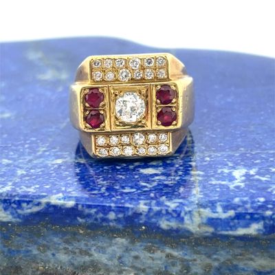 une image représentant une bague en or sertie de diamants et de rubis