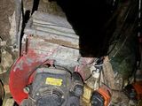 une image d'un tas de ferraille dans un garage