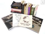 plusieurs livres sont empilés sur une surface blanche