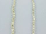 un collier de perles blanches avec un fermoir en or