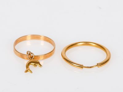 Une bague avec dauphin et une créole en or. 2,3 g - Photo 1