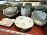 une vitrine contenant une sélection de vaisselle ancienne