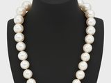 un collier de perles blanches et de diamants sur un mannequin