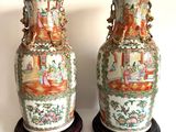 deux vases posés côte à côte sur une table