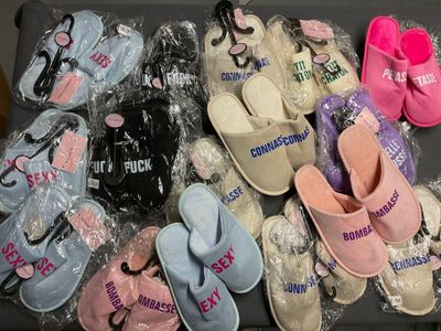de nombreuses paires de chaussons posées sur une table