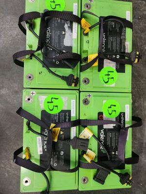 quatre piles vertes sont empilées les unes sur les autres