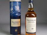 une bouteille de Talisker 10 ans d'âge et une boîte de whisky