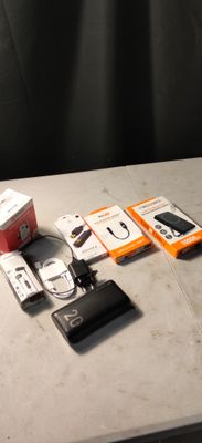 une table sur laquelle sont posés de nombreux appareils électroniques et une tasse de café