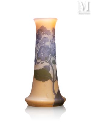 un vase orné d'un arbre, posé sur une table