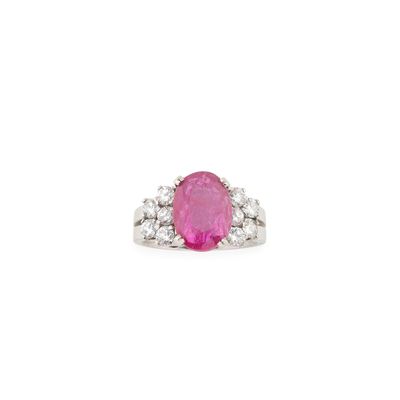 une bague en saphir rose et diamant