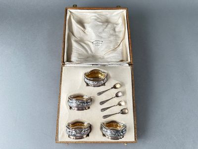une boîte contenant des couverts et des cuillères