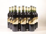 six bouteilles de vin sont alignées sur une surface blanche