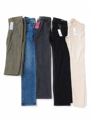 cinq paires de jeans sont alignées en rang