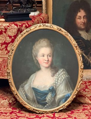 un portrait d'une femme en robe bleue et un portrait d'un homme dans un cadre doré