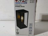 emballage d'une lampe d'extérieur lumineuse posée sur une surface blanche