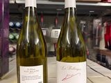 deux bouteilles de vin posées sur une table l'une à côté de l'autre