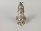 une salière ancienne en argent surmontée d'un oiseau