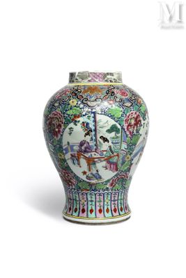 un vase posé sur une surface blanche