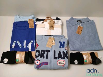 un grand nombre de t-shirts posés sur une table