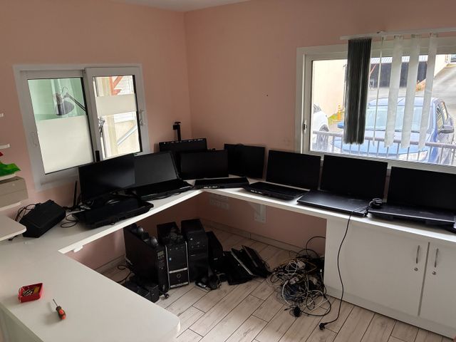 14 écrans plats (BENQ, Samsung et divers), 3 Unités centrales (Ac...
