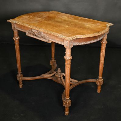 Table de milieu en bois sculpté, le tablier orné de torches …