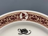 une assiette blanche bordée de marron