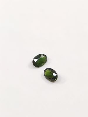 une paire de tourmalines vertes sur un fond blanc