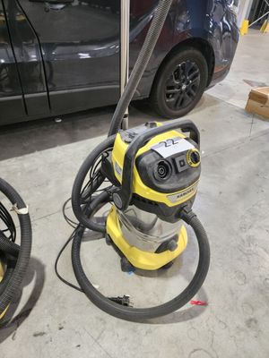 deux aspirateurs posés par terre dans le garage
