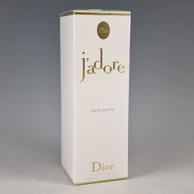 un gros plan sur un flacon de parfum posé sur une table