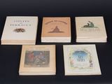 plusieurs livres sont empilés sur une table