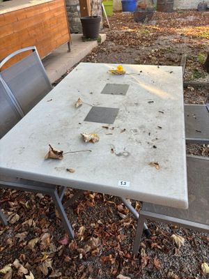 une table qui a été laissée par terre