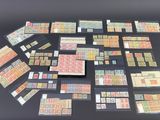 de nombreux types de timbres sur la table