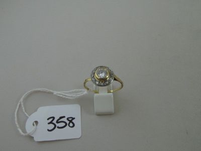 une bague sertie d'un diamant, avec une étiquette de prix attachée