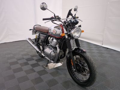 une moto posée sur un sol à damier noir et blanc