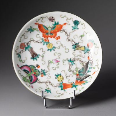 une image représentant une assiette blanche ornée de motifs colorés