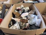 de nombreuses boîtes de chaussures qui traînent par terre