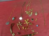 beaucoup de bijoux en or posés sur une table rouge