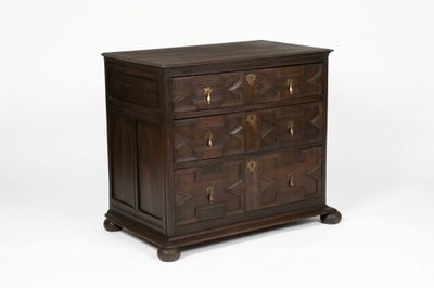 Commode en chêne ouvrant par trois tiroirs sur trois rangs à…