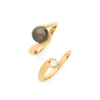 une paire de bagues en or ornées d'une perle noire et d'un diamant