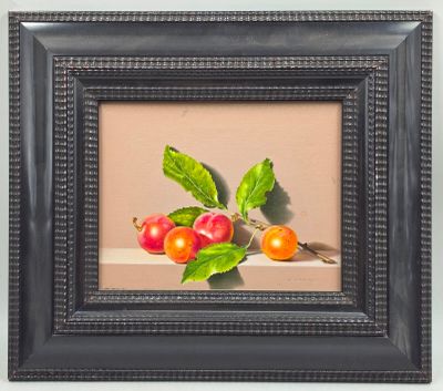 une photo d'un tableau représentant des cerises, dans un cadre noir