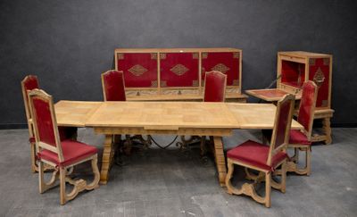 Vers 1950, Ensemble de salle à manger néo-espagnol en chêne …