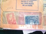 un paquet de timbres posé sur une table, à côté d'une feuille de papier