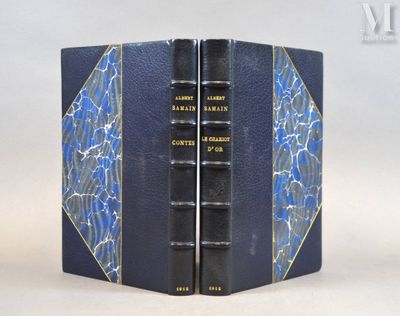 deux livres posés côte à côte sur une table