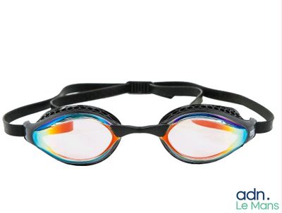 une image représentant une paire de lunettes de natation posée sur une surface blanche