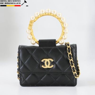 sac à main Chanel en cuir d'agneau matelassé noir avec des finitions dorées