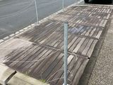 un banc en bois au bord de la route