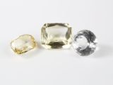 un ensemble de trois pierres précieuses de couleurs différentes sur un fond blanc