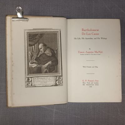 un livre avec la photo d'un homme assis à un bureau