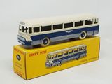 un bus jouet posé sur le dessus d'une boîte